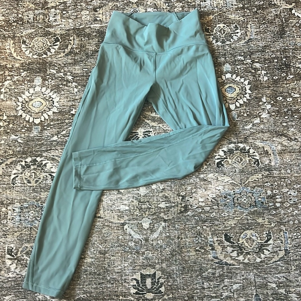 Lululemon 7/8 green legging size 6 mesh panel